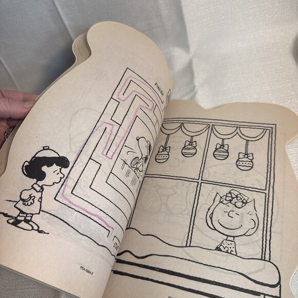 Peanuts Snoopy Christmas Holiday Fun Die-Cut Coloring & Activity Book NEW - Picture 4 of 10